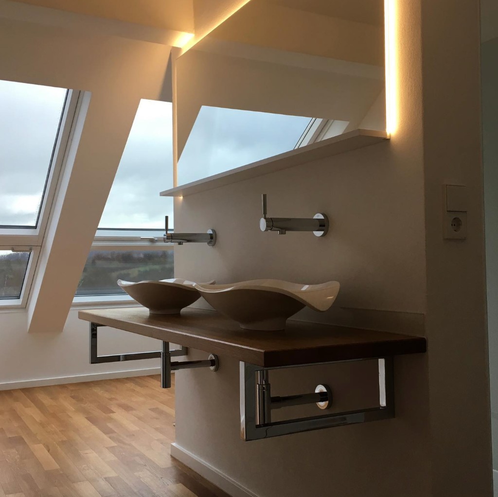 Doppelwaschplatz mit Holzplatte und LED-Spiegel